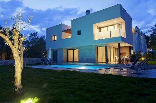 Foto 23 - Luxurious Villa Novigrad With Swimming Pool