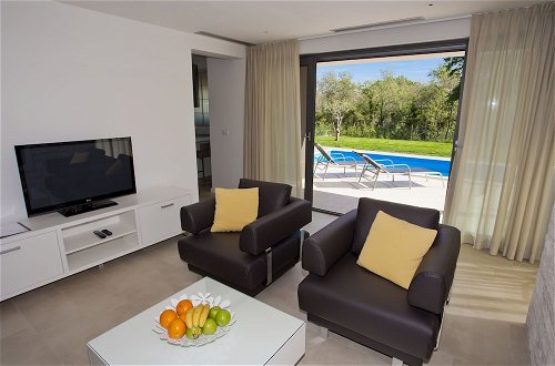 Photo 11 - Luxurious Villa Novigrad With Swimming Pool