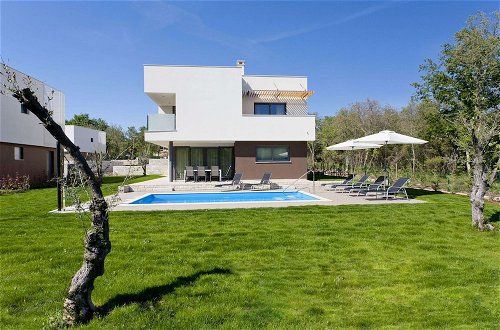 Foto 21 - Luxurious Villa Novigrad With Swimming Pool