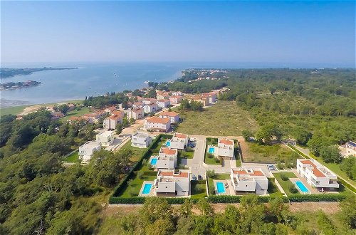 Photo 34 - Luxurious Villa Novigrad With Swimming Pool