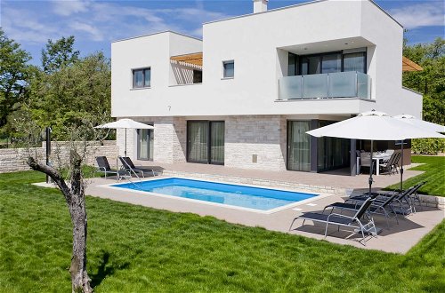Photo 30 - Luxurious Villa Novigrad With Swimming Pool