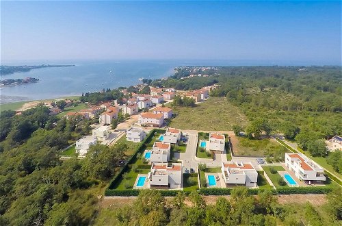 Foto 33 - Luxurious Villa Novigrad With Swimming Pool
