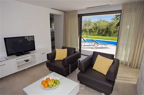 Foto 9 - Luxurious Villa Novigrad With Swimming Pool