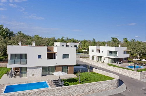 Foto 19 - Luxurious Villa Novigrad With Swimming Pool