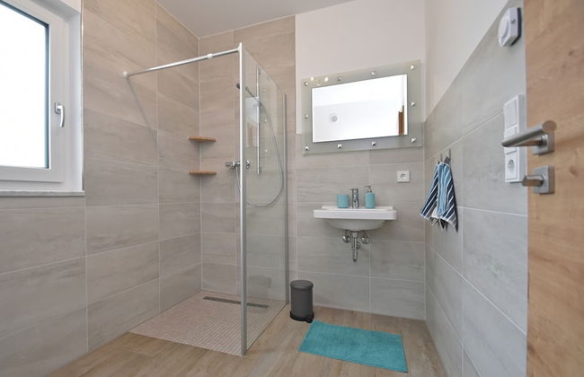 Holiday Home with Garden & Terrace in Bodenwöhr near Hammersee - Photo 8