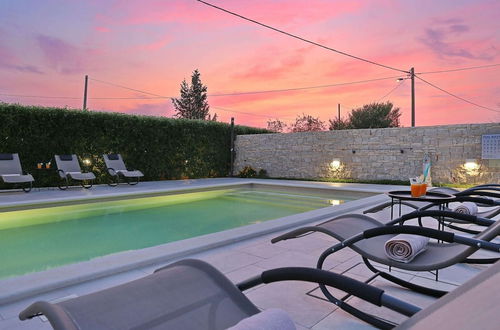 Photo 16 - Spacious Villa in Prkos With Private Swimming Pool