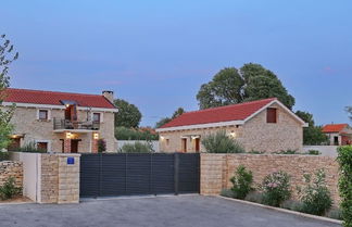 Foto 2 - Spacious Villa in Prkos With Private Swimming Pool