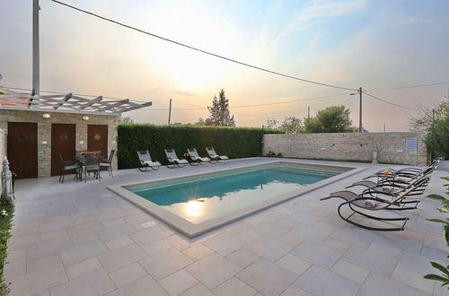 Photo 27 - Spacious Villa in Prkos With Private Swimming Pool