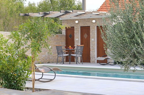 Photo 24 - Spacious Villa in Prkos With Private Swimming Pool