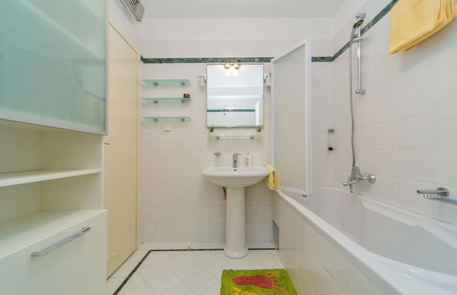 Spacious and Modern 1st Floor Apartment With Private Garage, Wi-fi - Photo 12