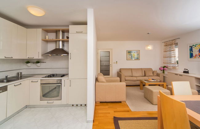 Spacious and Modern 1st Floor Apartment With Private Garage, Wi-fi - Photo 7