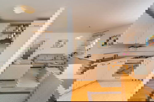 Foto 7 - Spacious and Modern 1st Floor Apartment With Private Garage, Wi-fi