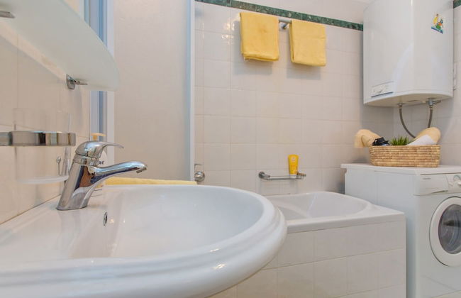 Spacious and Modern 1st Floor Apartment With Private Garage, Wi-fi - Photo 11