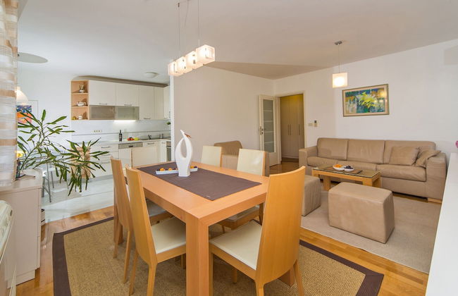 Spacious and Modern 1st Floor Apartment With Private Garage, Wi-fi - Photo 16