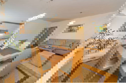 Foto 16 - Spacious and Modern 1st Floor Apartment With Private Garage, Wi-fi