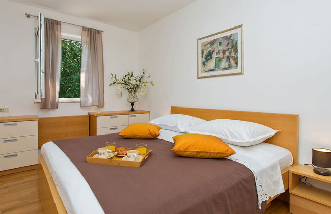 Spacious and Modern 1st Floor Apartment With Private Garage, Wi-fi - Photo 2