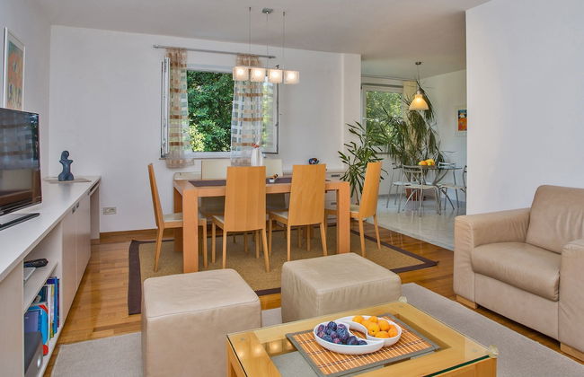 Spacious and Modern 1st Floor Apartment With Private Garage, Wi-fi - Photo 15