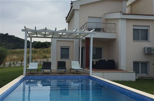 Foto 8 - Kanistro Luxury Villa With Pool