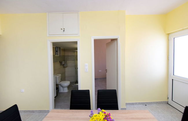 Happy Days Home Apartment and Studio - Photo 20