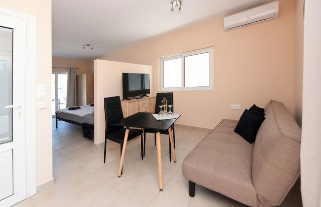 Happy Days Home Apartment and Studio - Photo 47