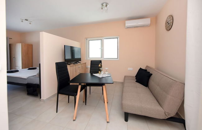 Happy Days Home Apartment and Studio - Photo 31