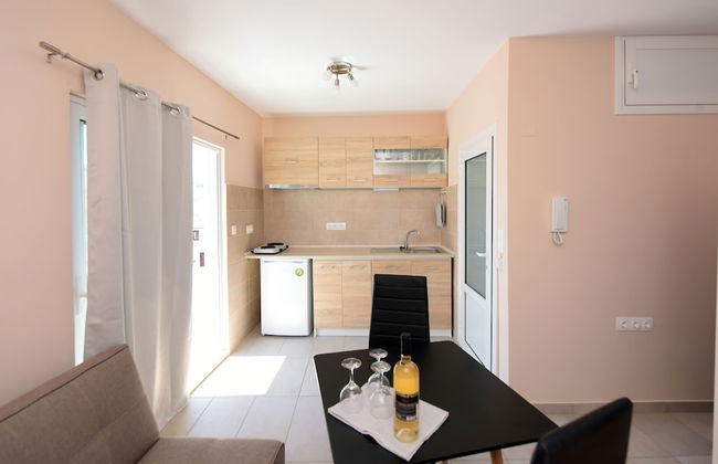 Happy Days Home Apartment and Studio - Photo 16