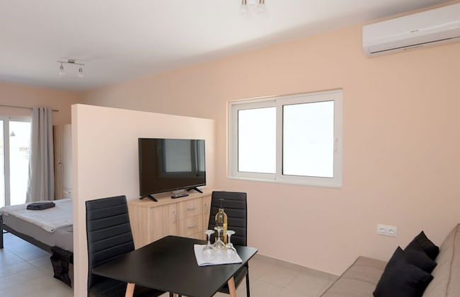 Happy Days Home Apartment and Studio - Photo 32