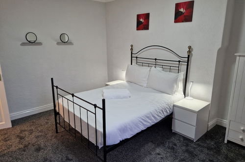 Photo 8 - Birtley's Diamond 3 bed Apt, Sleeps 6 Guests