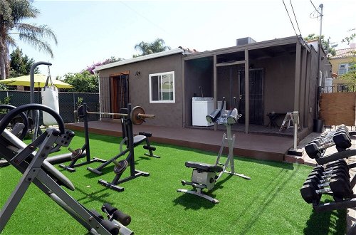Foto 22 - Spacious House on Melrose w Private Backyard Gym