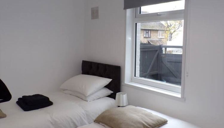 Foto 1 - Inviting 3-bed Apartment in Southend-on-sea