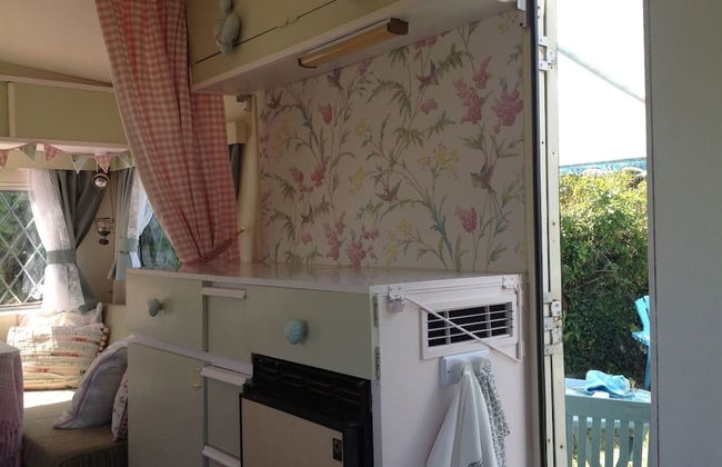 Kitty Unique 60s Caravan set in Pretty Garden - Foto 3