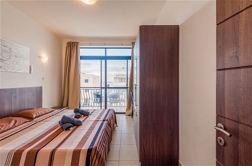 Photo 4 - Seashells 2 Bedroom Apartment by Getaways Malta