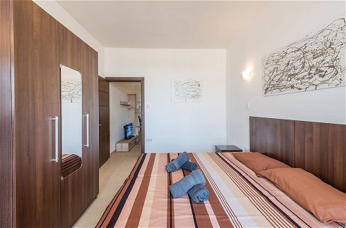 Foto 5 - Seashells 2 Bedroom Apartment by Getaways Malta