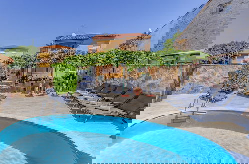 Foto 1 - Villa in Peroj With Pool Near Beach