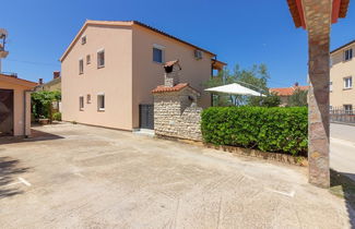 Foto 1 - Spacious Holiday Home in Peroj With Private Pool