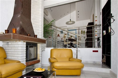 Foto 16 - Luxury apt w Pool, 3 Balconies, Terrace & sea View