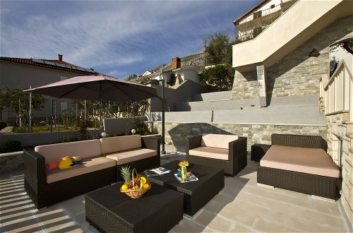Foto 19 - Luxury Apartment With Pool, Large Patio & sea View
