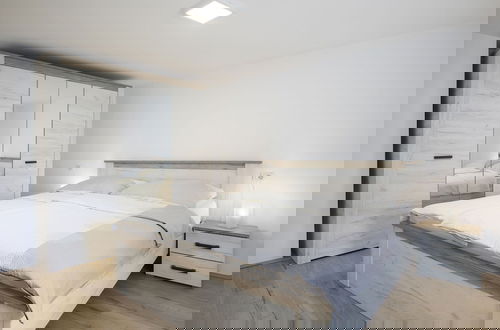 Foto 9 - Modern Holiday Home With Jacuzzi