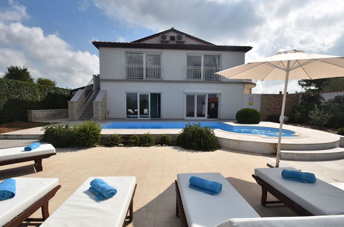 Photo 17 - Luxurious Villa in Lavanda in Kanfanar With Private Pool