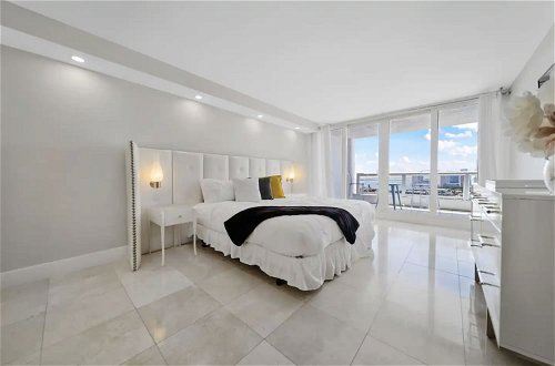 Photo 3 - Modern and Bright Penthouse With Ocean View