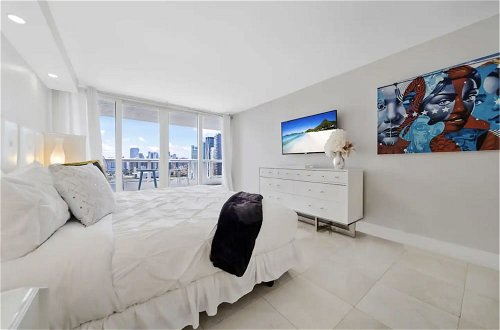 Photo 2 - Modern and Bright Penthouse With Ocean View