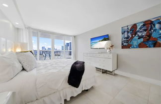Photo 2 - Modern and Bright Penthouse With Ocean View