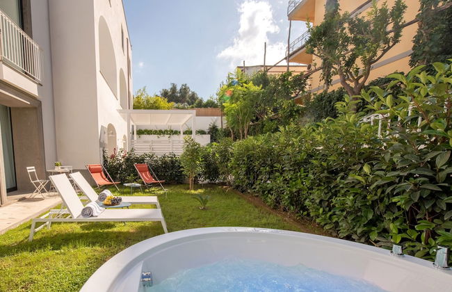 Luxury Suite with Garden and Jacuzzi - Photo 11