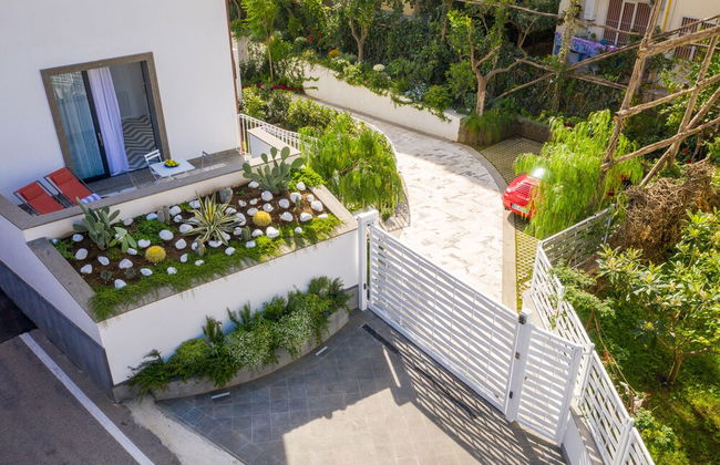 Luxury Suite with Garden and Jacuzzi - Photo 15