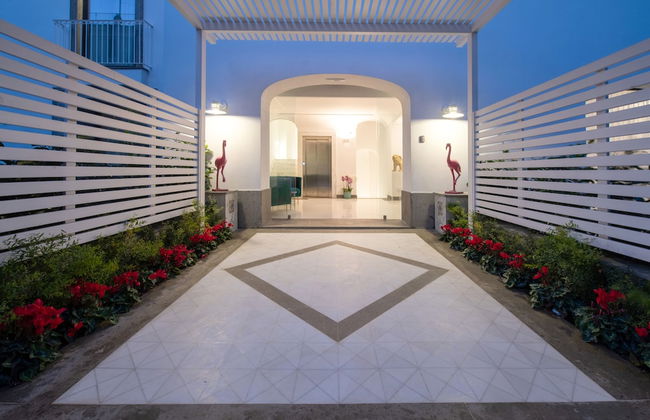 Luxury Suite with Garden and Jacuzzi - Photo 14
