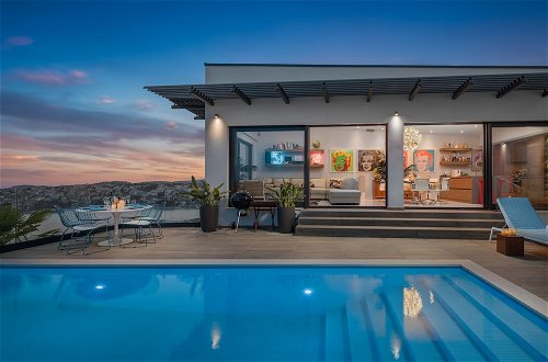 Foto 47 - Luxury Villa Riva with Infinity Pool
