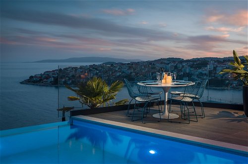 Foto 35 - Luxury Villa Riva with Infinity Pool