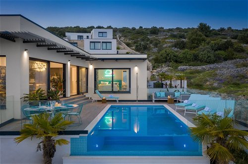 Foto 55 - Luxury Villa Riva with Infinity Pool