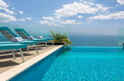 Foto 34 - Luxury Villa Riva with Infinity Pool