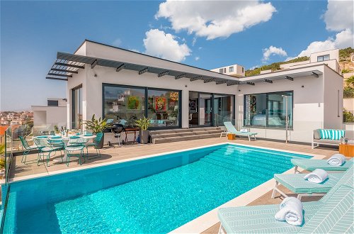 Foto 52 - Luxury Villa Riva with Infinity Pool